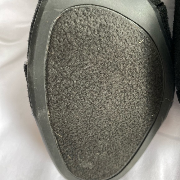 Women’s Suede Heels With Side Buttons Detail Size 7 1/2 - Picture 7 of 8